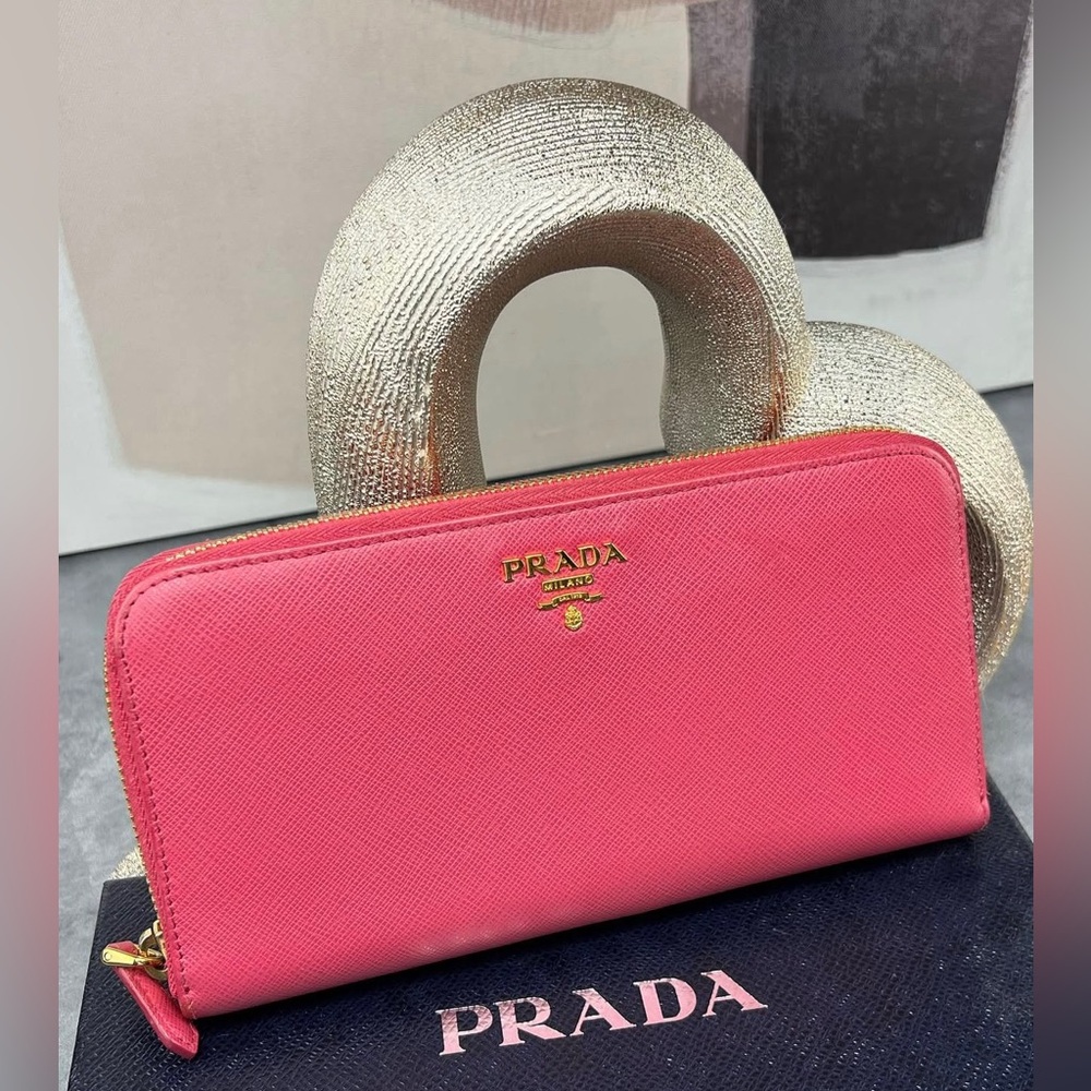 🌵Prada Saffiano Leather Large Zippy Wallet 🌵